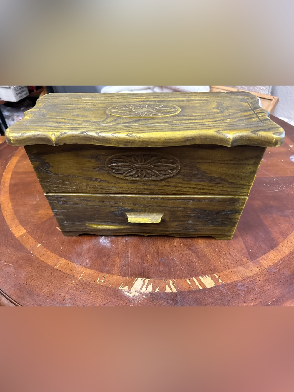 vintage Lerner trinket or recipe box is made of plastic